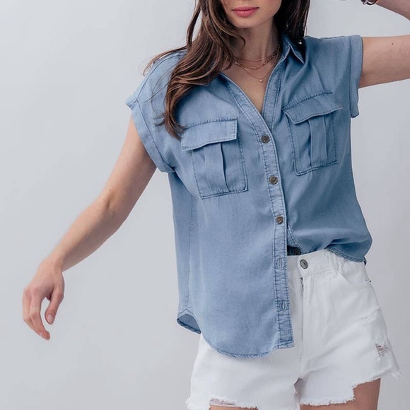 Tops - NWT Blue Short Sleeve Button Front Top With Pockets